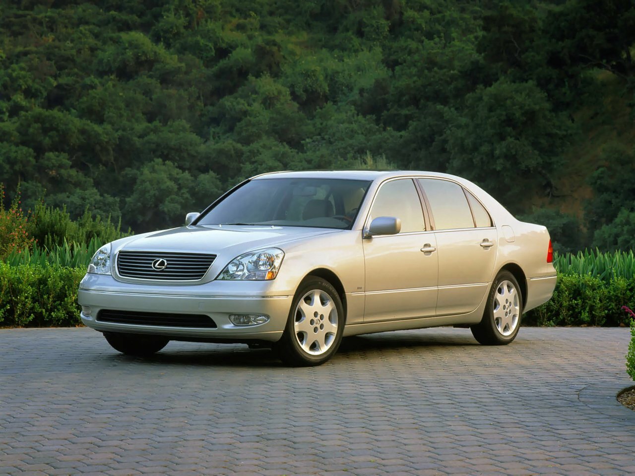Lexus LS III (2000-2006) - Седан