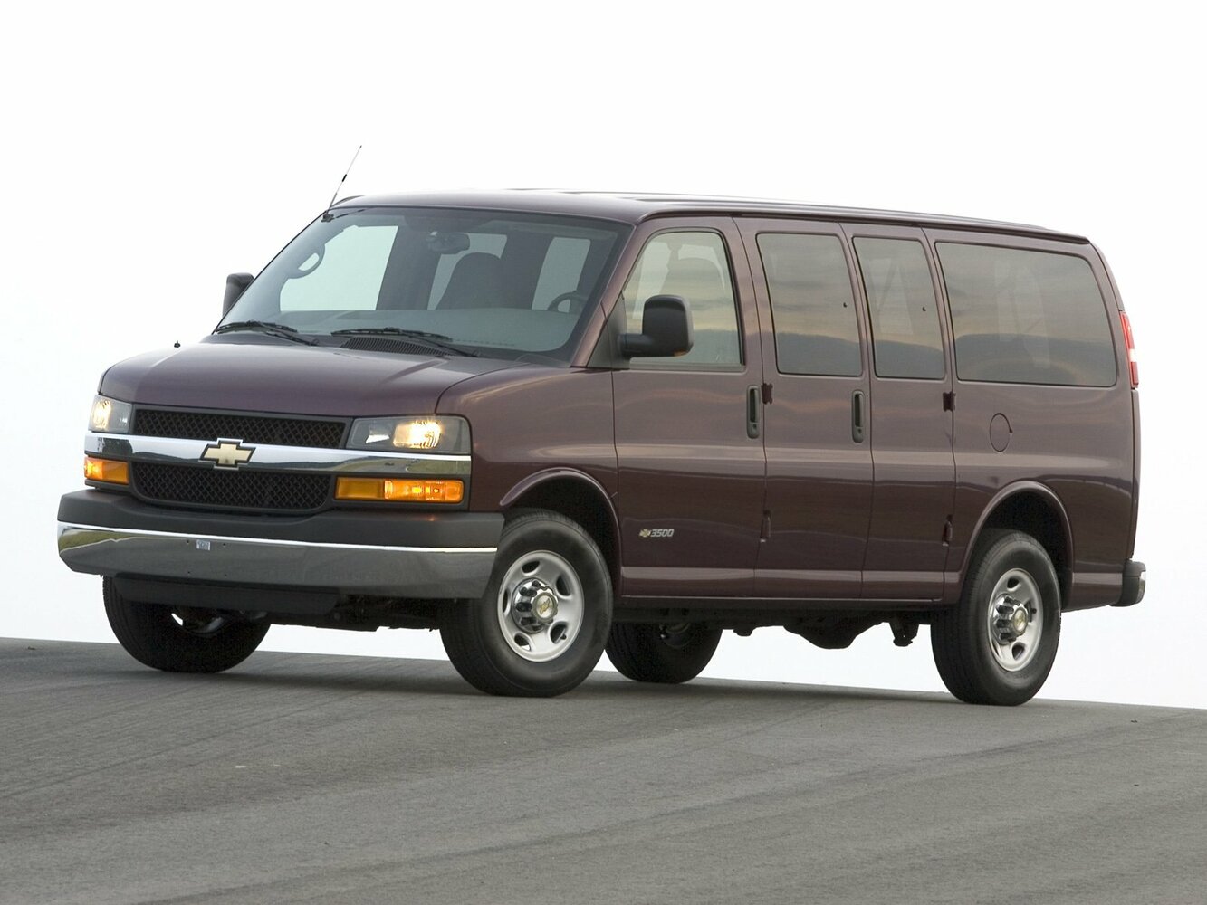 Chevrolet Express II (2002-2026) - Минивэн