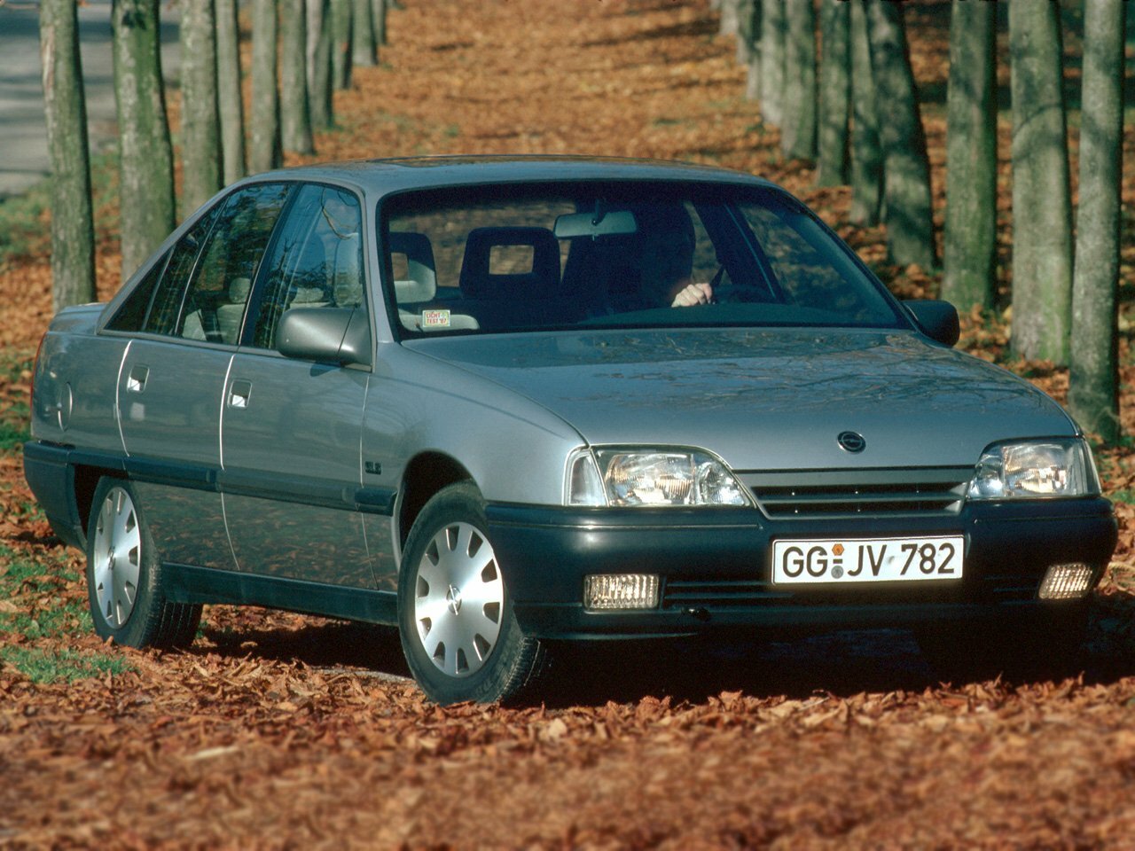 Opel Omega A (1984-1994) - Седан