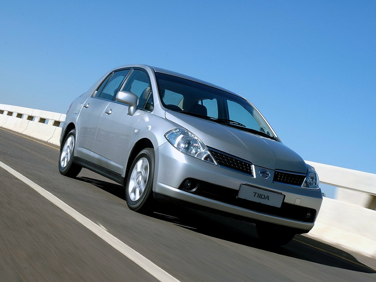 Nissan Tiida I (2004-2013) - Седан