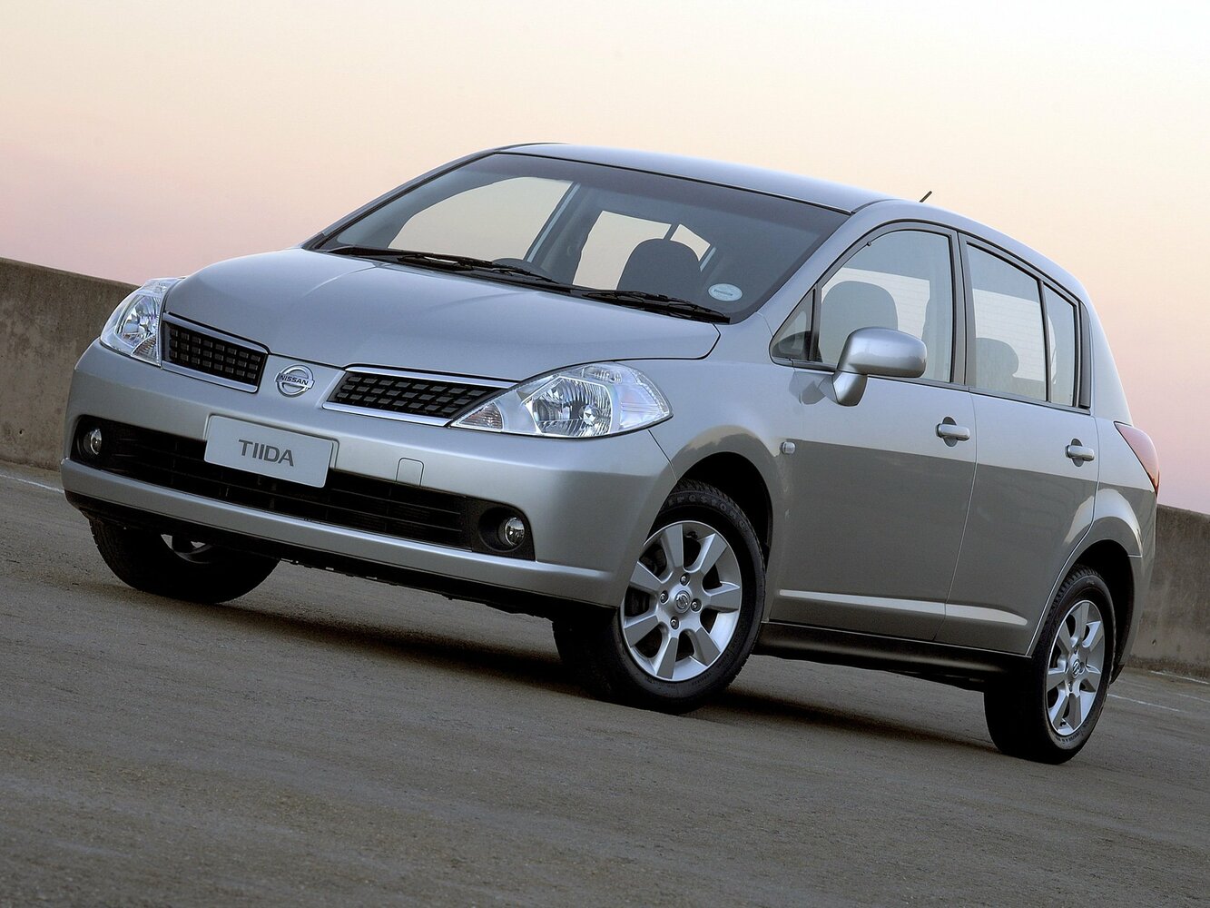 Nissan Tiida I (2004-2013) - Хэтчбек 5 дв.