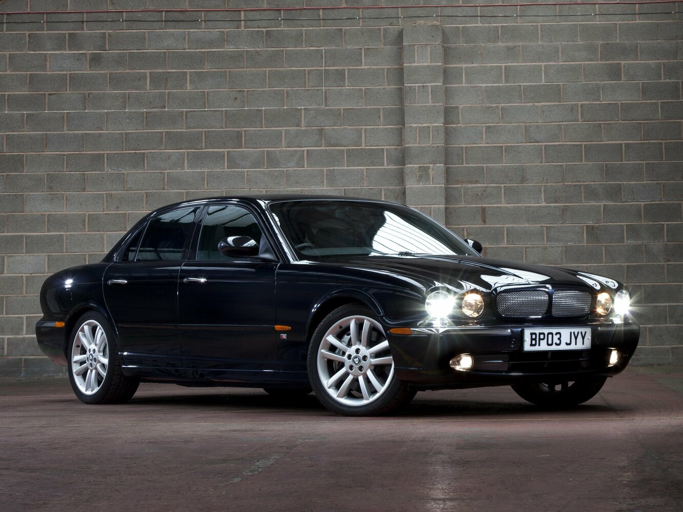 Jaguar XJR III (2003-2009) - Седан
