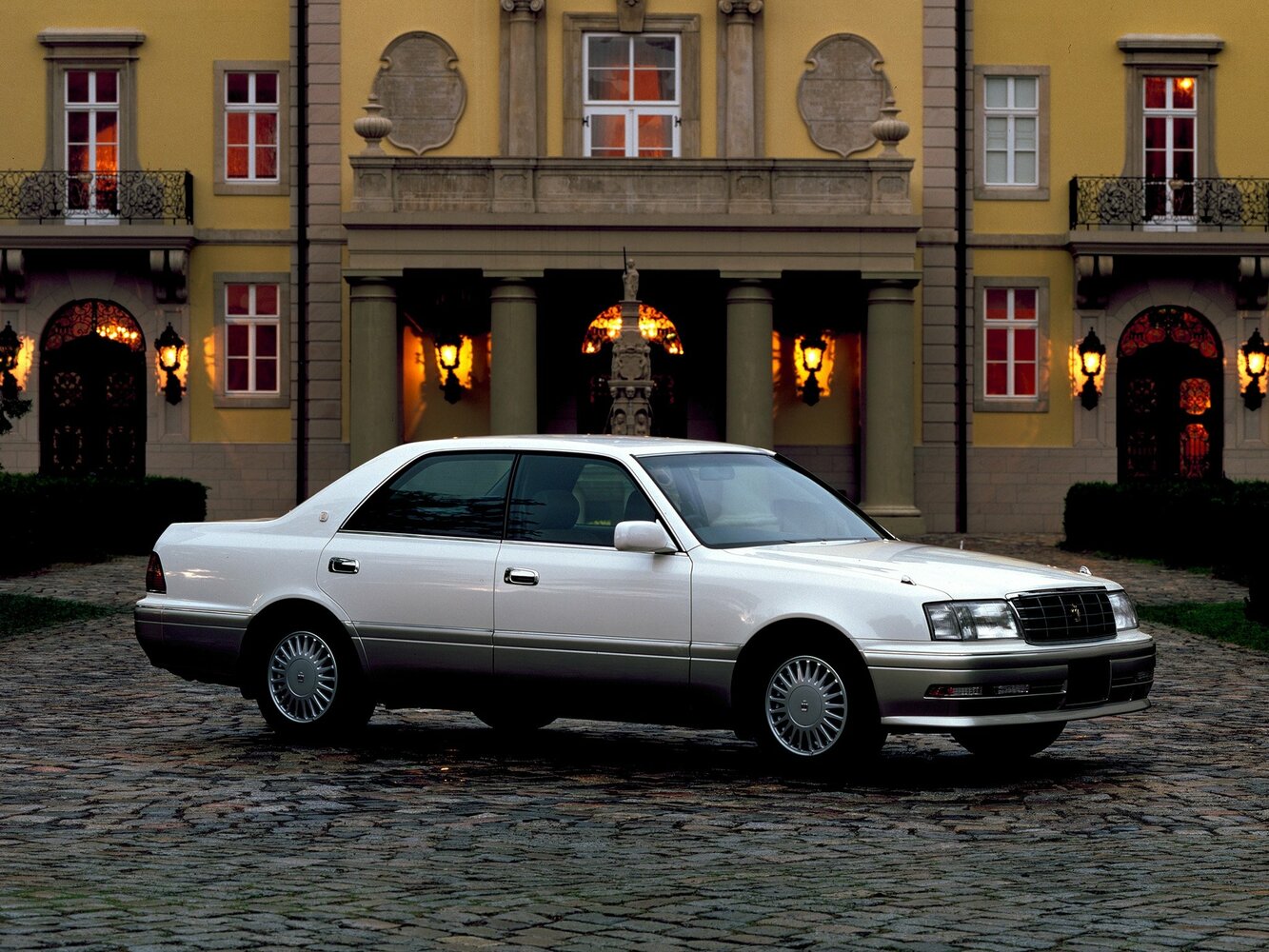 Toyota Crown X (1995-2008) - Седан