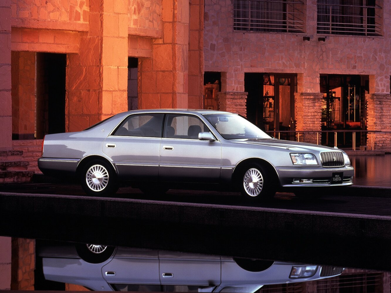 Toyota Crown Majesta II (1995-1999) - Седан