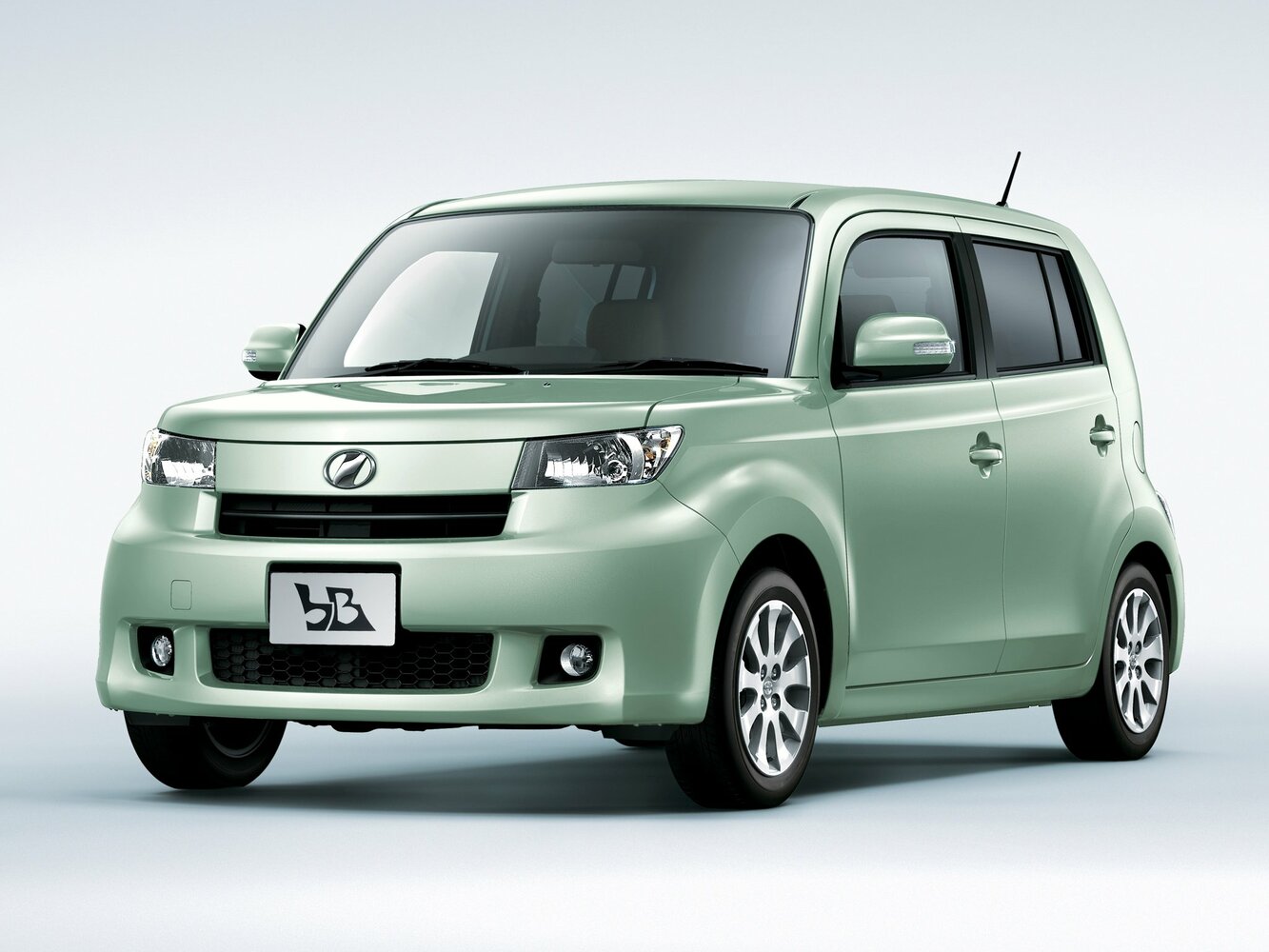 Toyota bB II (2005-2016) - Компактвэн