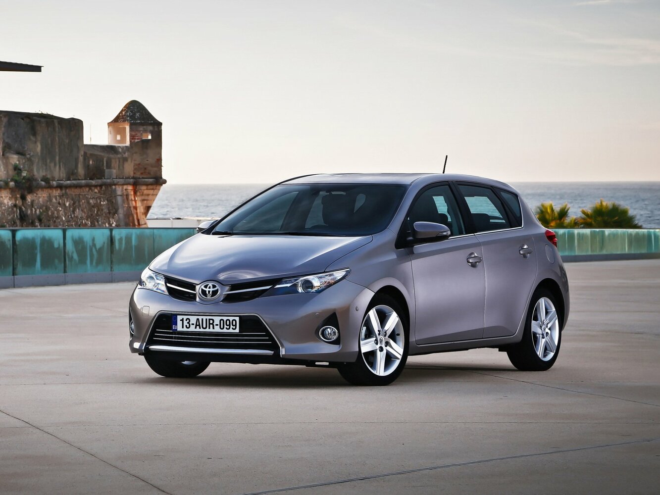 Toyota Auris II (2012-2018) - Хэтчбек 5 дв.