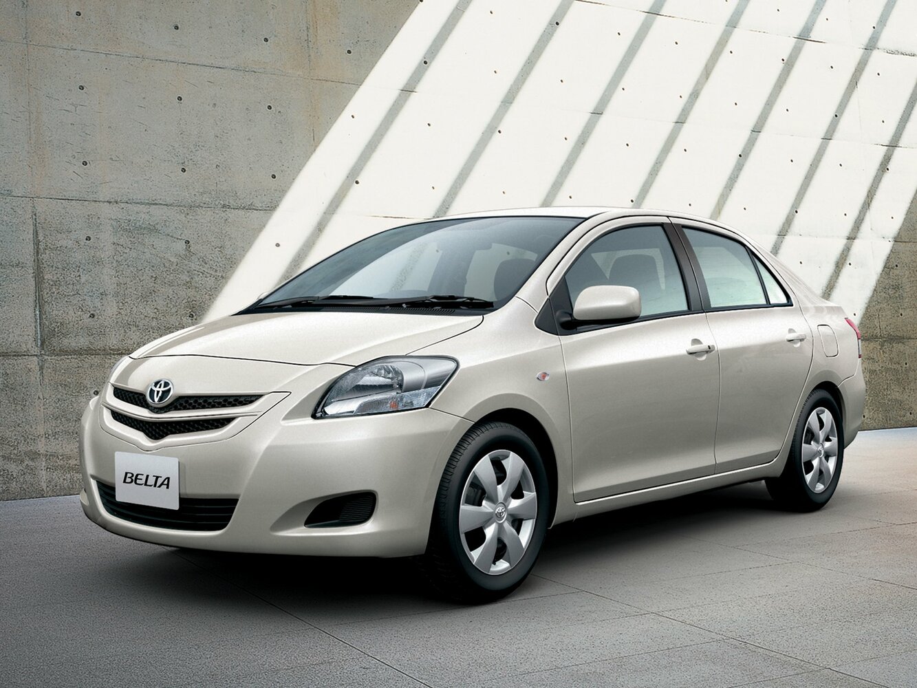 Toyota Belta I (2005-2012) - Седан